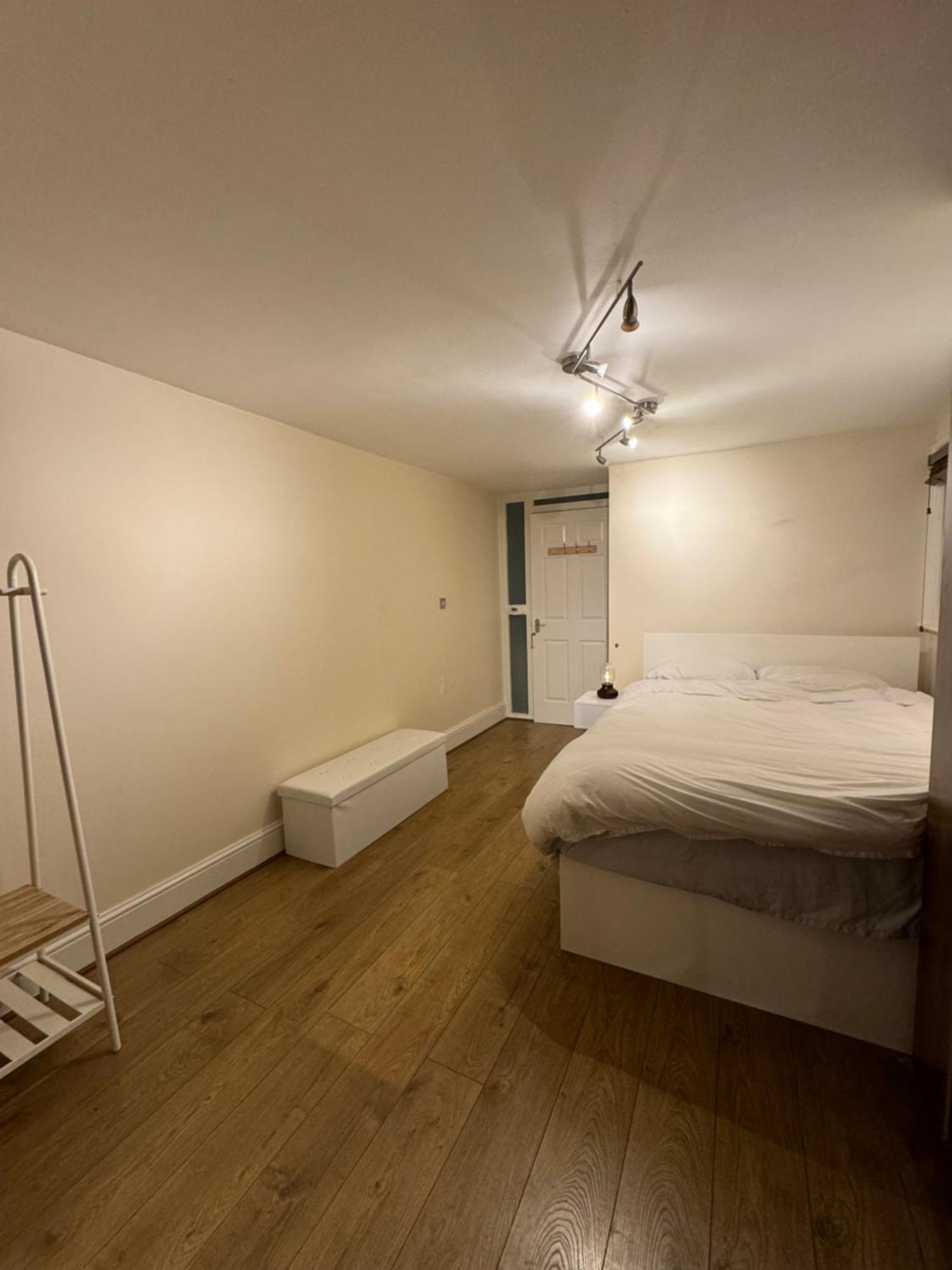 A Beautiful With A Private Garden Privatunterkunft London