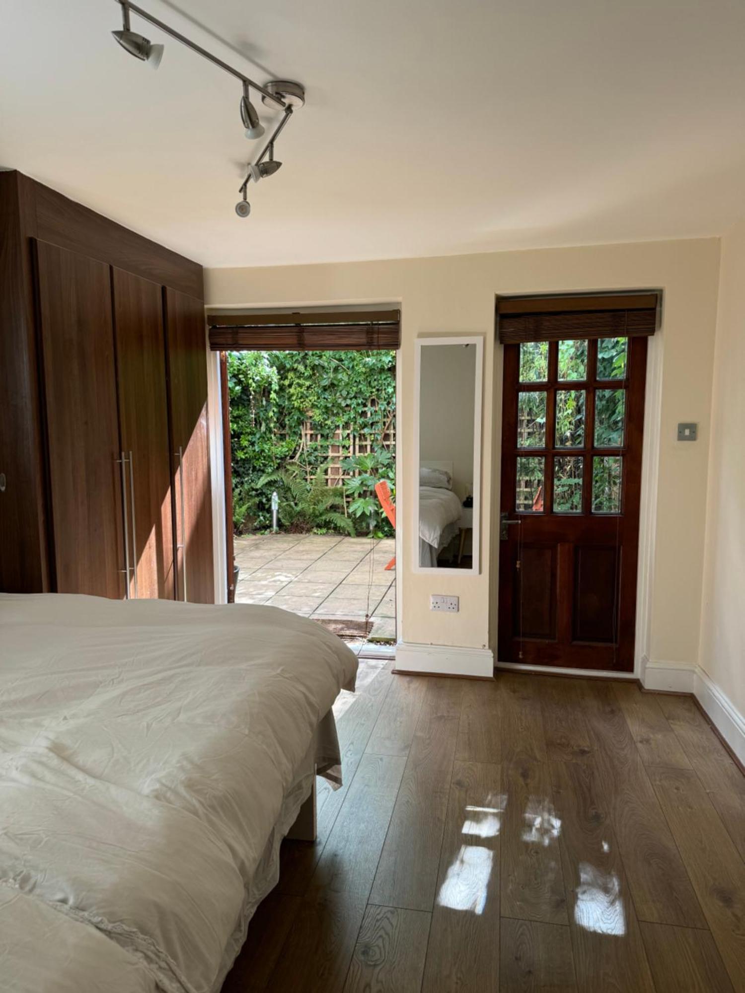 A Beautiful With A Private Garden Londres